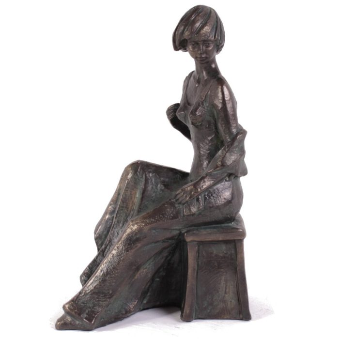 brons beeld zittende vrouw