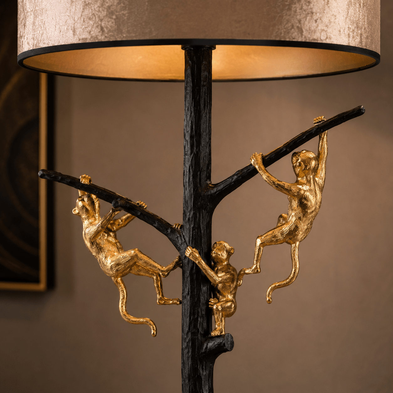 Exclusieve Vloerlamp Monkey Noir – Zwarte Boomstructuur met Gouden Apen en Velours Lampenkap - Afbeelding 4
